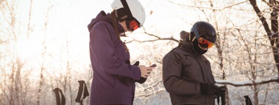 sportgardena-skier-couple-using-mobile-phone